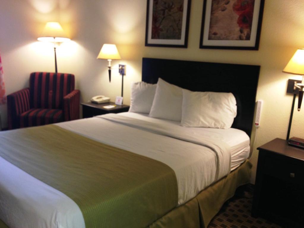 Days Inn By Wyndham Irving Grapevine Dfw Airport North Room photo